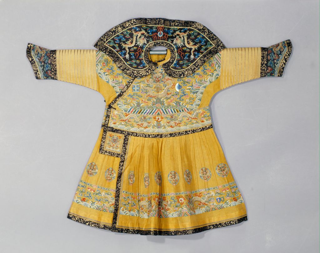 图片[1]-Bright yellow diameter yarn embroidered multicolored golden dragon small court robe-China Archive